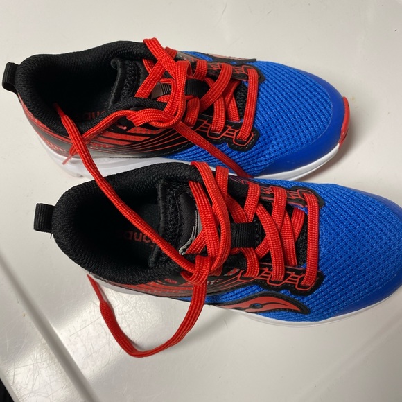 Kids size 11 saucony shoe - Picture 2 of 3